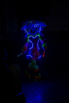 неоновый светодиодный костюм на фрик-шоу