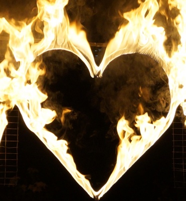 Большое горящее огненное сердце