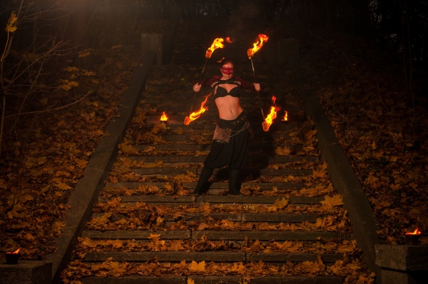 Фотосессия с огненными дабл стаффами в костюме и маске