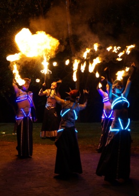 Огненное шоу в светящихся костюмах