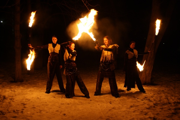 Огненное шоу "Этно" - коллектив в костюмах с огненными мечами и стаффами