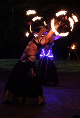 Огненное шоу Огневица в светящихся костюмах