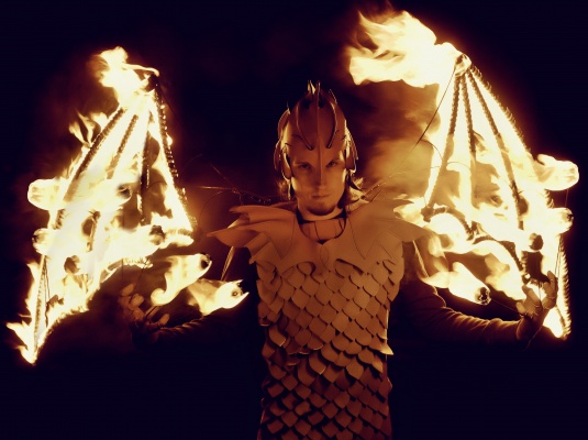 Огненный дракон с горящими крыльями и когтями в чешуе
